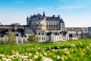 Opter pour un Château de la Loire, l’hébergement vous permettra de vivre une expérience authentique et de vous plonger dans l'histoire et le charme de cette région emblématique.