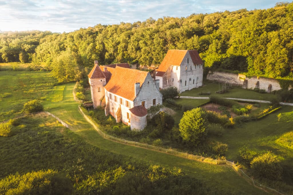 Autour des hôtels pas chers aux châteaux de la Loire, vous trouverez de nombreuses auberges dans des villes comme Tours, Blois ou Amboise. Les prix y sont très attractifs, surtout hors saison.